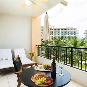 Perfect Getaway Loft: Beachfront Balcony & Pool View Apartment