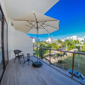 Modern Stylish Apt. Steps Away From The Apartment